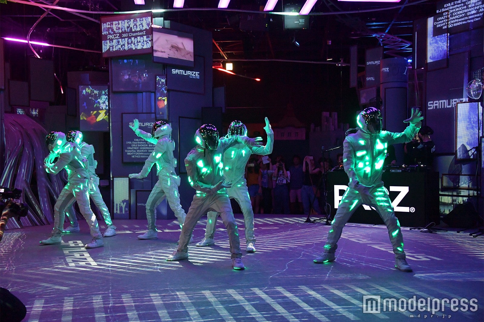 PKCZ（R）ゲリラライブの様子（C）モデルプレス