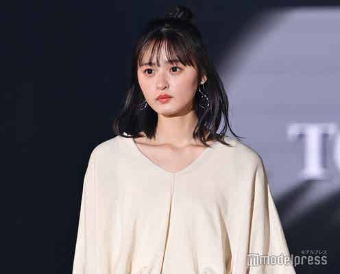 乃木坂46遠藤さくら、ハーフアップお団子ヘアが可愛い 微笑みにキュン<TGC2021 S/S>