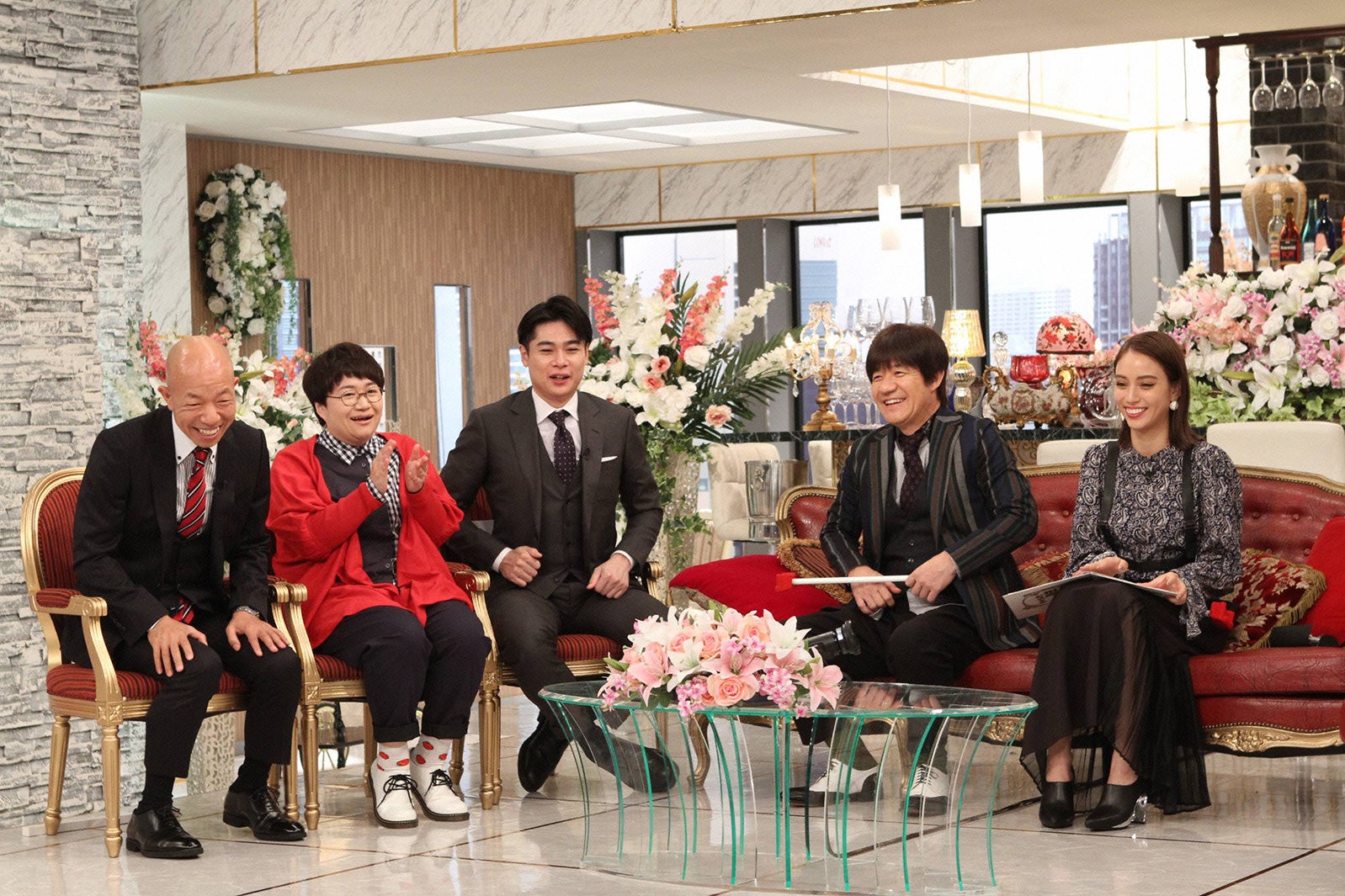 左から）小峠英二、近藤春菜、吉村崇、内村光良、滝沢カレン（C）フジテレビ