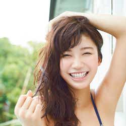 モデルプレス - 小倉優香の“リアル峰不二子”ボディをたっぷり堪能 ビキニで悩殺