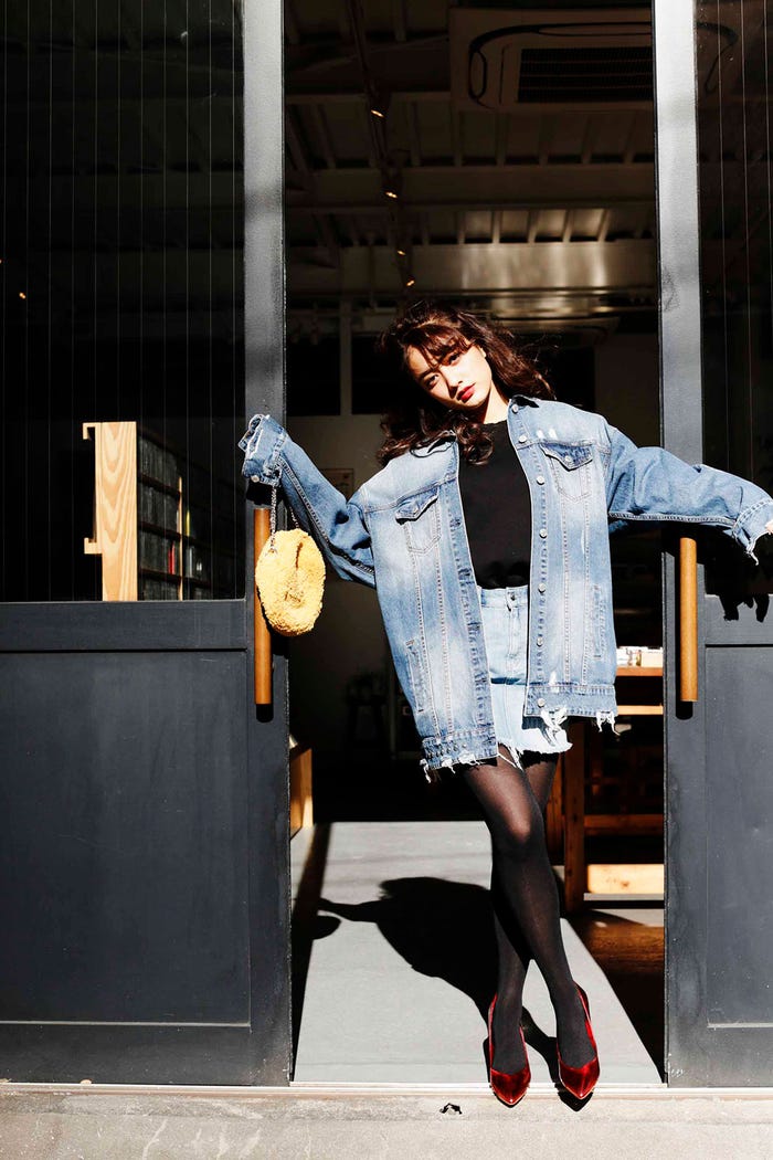 スタッズつきロゴ型抜きデニムジャケット¥5,990/WEGO ベルスリーブスウェット¥5,900/ENVYM ロゴ型抜きミニスカート¥3,703/H&M(H&Mカスタマーサービス) バッグ¥6,500/コントロール フリーク(キャセリーニ) パンプス¥4,550/Stradivarius(ストラディバリウス・ジャパンカスタマーサービス) タイツ/私物(C)TOPLOG