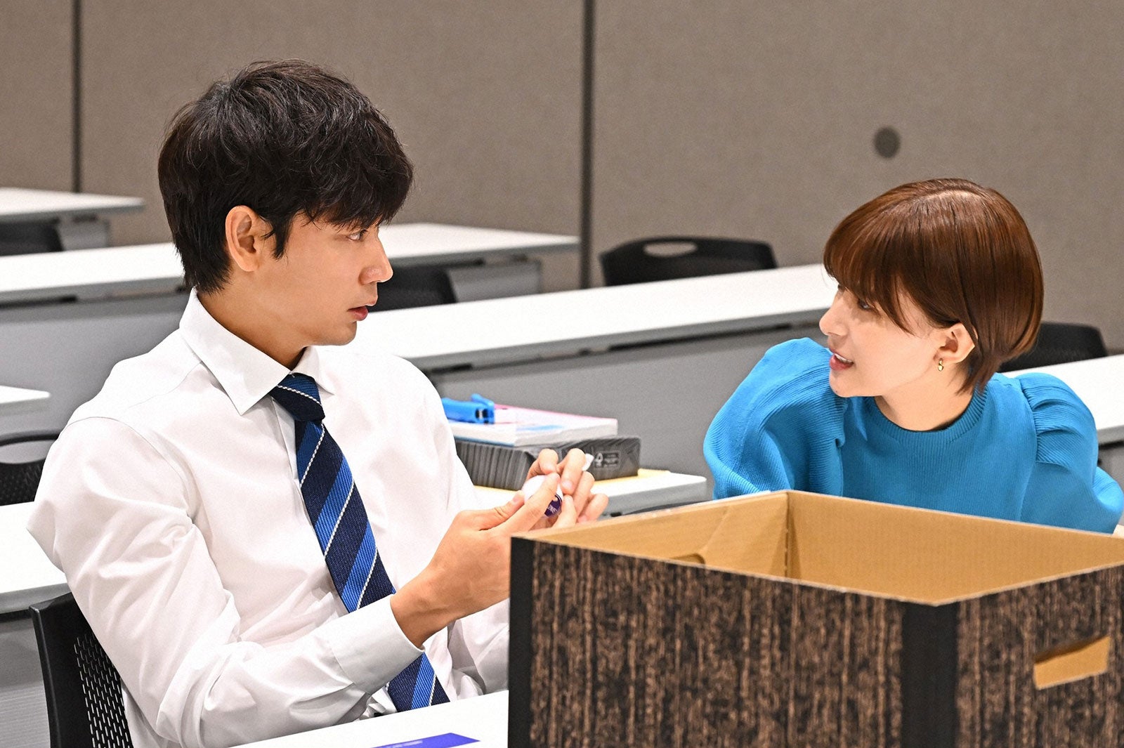 綾野剛、芳根京子／「オールドルーキー」第9話より（C）TBS