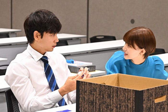綾野剛、芳根京子/「オールドルーキー」第9話より(C)TBS