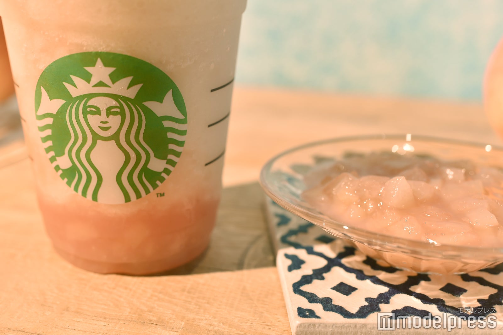 底にはピーチ果肉がゴロゴロ／「ピーチ オン ザ ビーチ フラペチーノ」 （C）モデルプレス