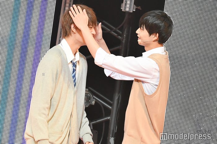 佐野勇斗の髪の乱れを直してあげる鈴木仁 (C)モデルプレス