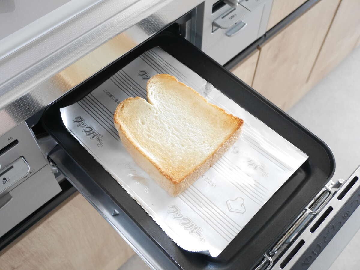 コンロのグリルトレイにクッキングシートを敷いて焼き上がった食パンが乗っている様子 コンロのグリルトレイにクッキングシートを敷いて焼き上がった食パンが乗っている様子