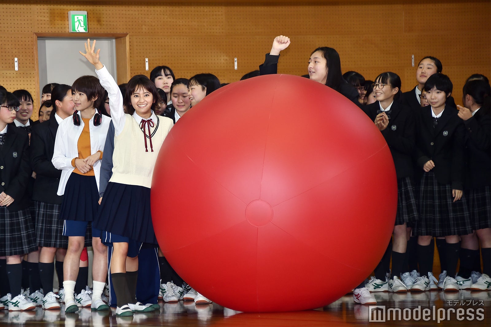 大玉転がし対決の様子（C）モデルプレス