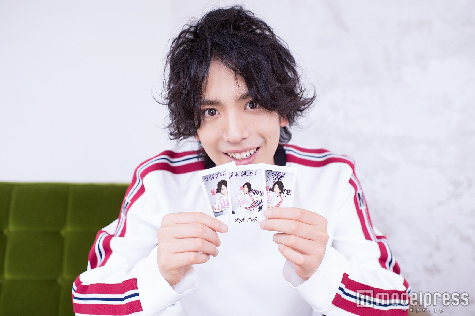 直筆サイン入りチェキを3名様にプレゼント （C）モデルプレス