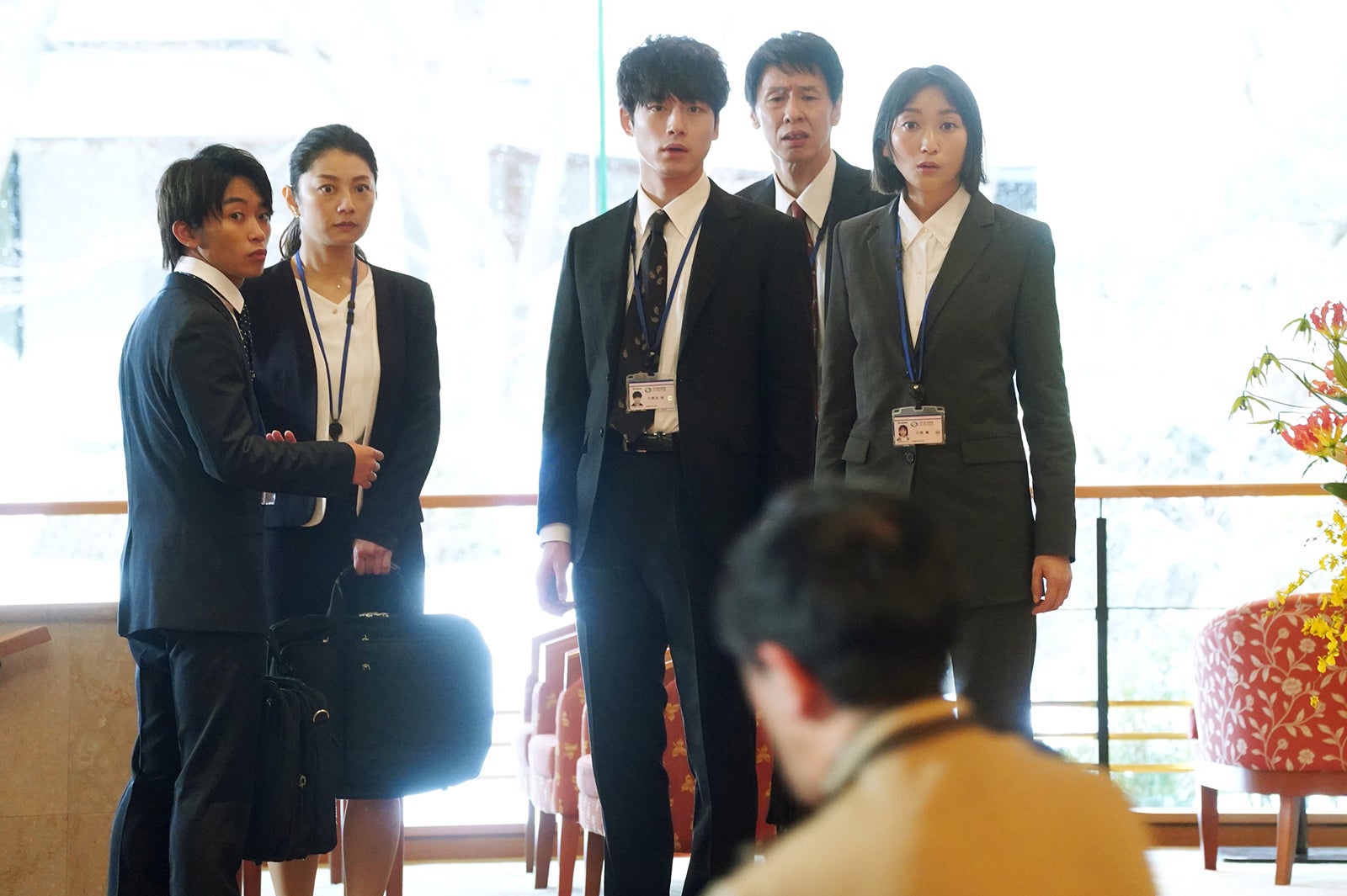 （左から）加藤清史郎、小池栄子、坂口健太郎、大倉孝二、杏／「競争の番人」第1話より（C）フジテレビ