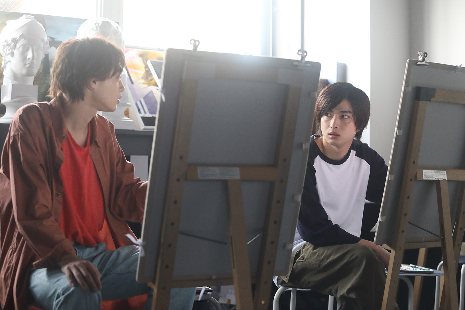 平井亜門、曽田陵介／「サワコ～それは、果てなき復讐」第3話より（C）BS-TBS