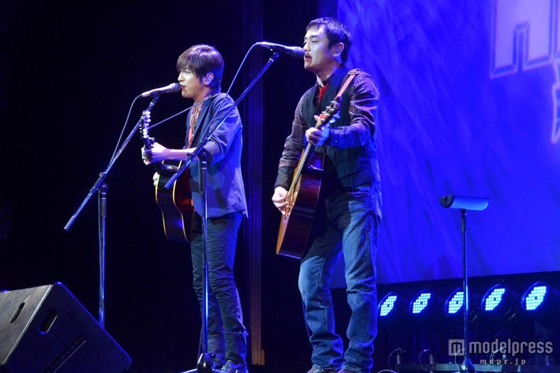 主題歌「REASON」を熱唱するゆずの北川悠仁と岩沢厚治