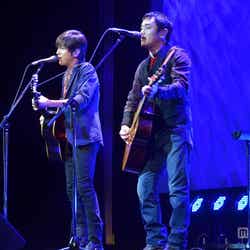 主題歌「REASON」を熱唱するゆずの北川悠仁と岩沢厚治