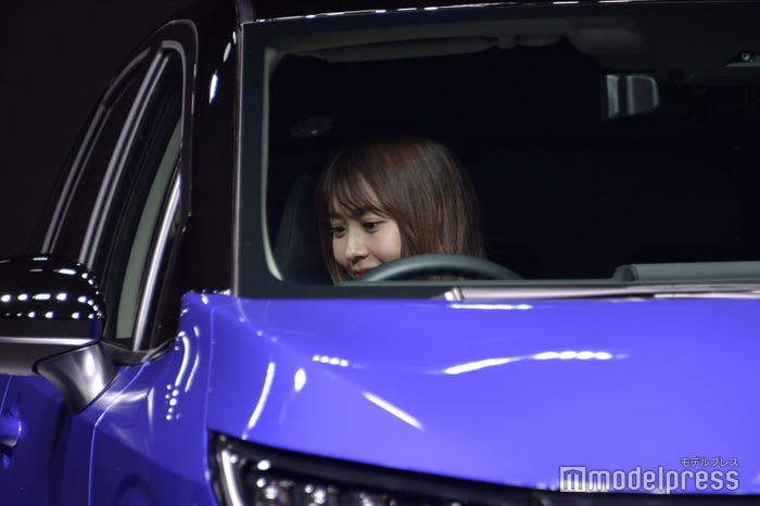 運転しながら登場した有村架純(C)モデルプレス
