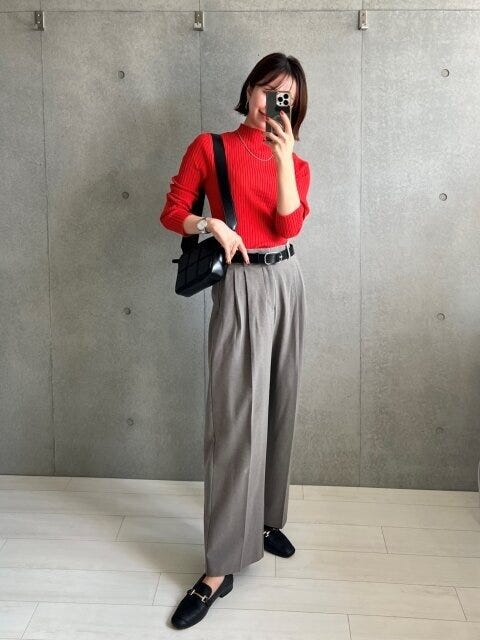アラフォー きれいめカジュアルコーデ 2023秋 アラフォー 40代 コーデ きれいめカジュアル きれカジ キレカジ コーディネート レディース 着こなし おすすめ オススメ 体型カバー おしゃれ お洒落 オシャレ トレンド 差し色 赤 レッド グレー パンツ パンツコーデ
