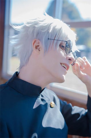 ”登録者79万人超え”人気配信者の『呪術廻戦』コスプレが話題「五条が三次元にいる！」