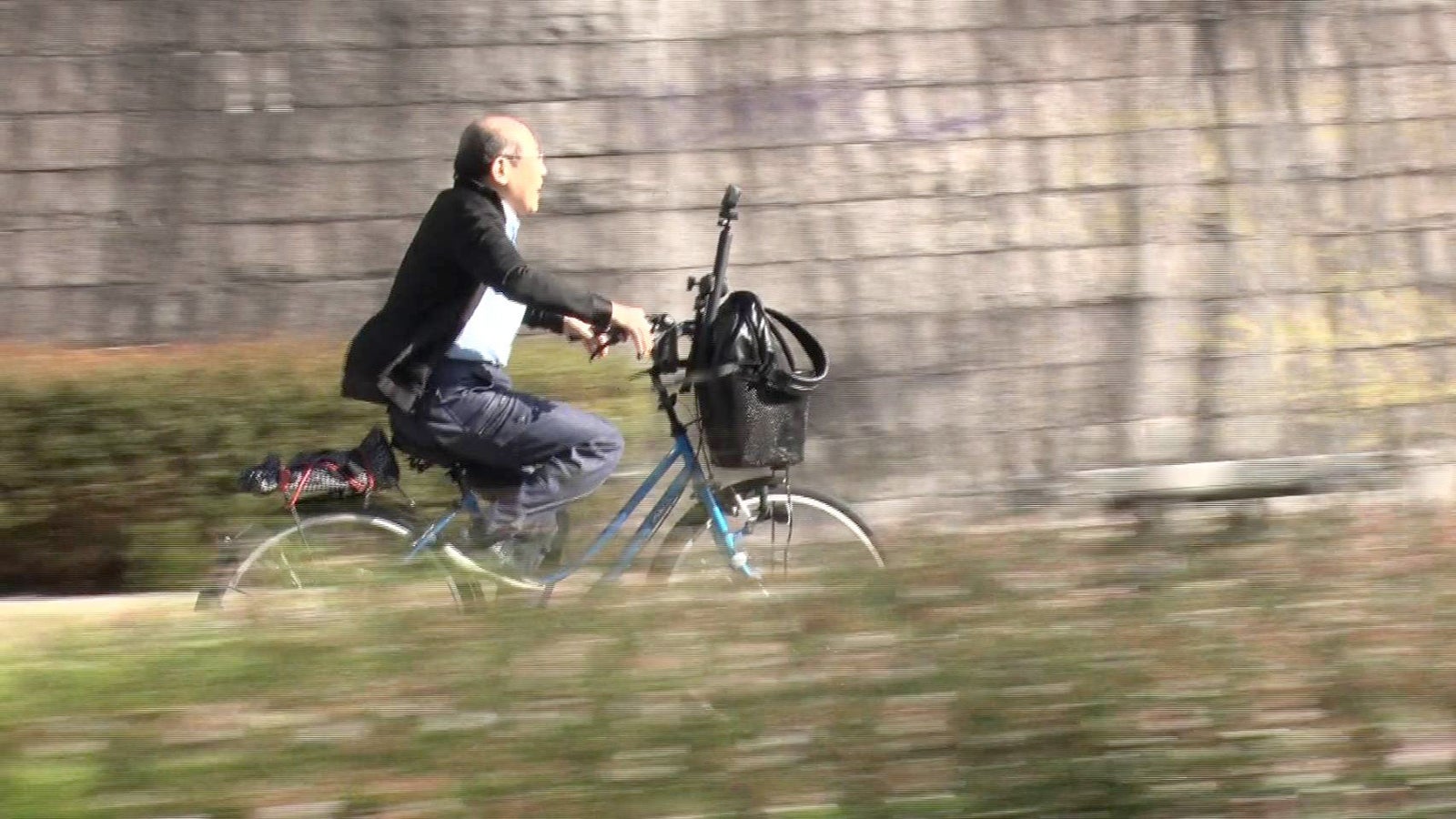 自転車で爆走する桐谷さん （C）日本テレビ