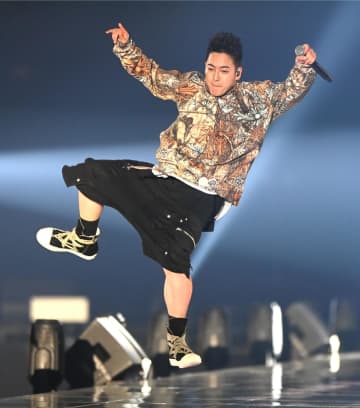 三山凌輝がRYOKI MIYAMAとして、ソロでの初ステージに登場「忘れられない最初の門出」