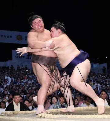 大の里が3連勝で勝ち星先行「立ち合いも土俵際も良かった」 圧倒された伯乃富士は脱帽「横綱がいつもより大きく見えた」