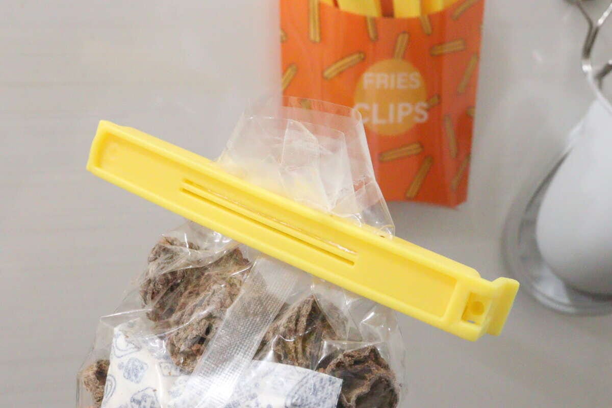 ダイソーのフライドポテトクリップセットで袋を留める様子