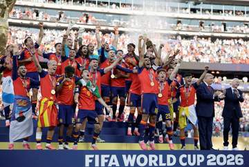 W杯決勝 トランプ大統領がまさかの行動 トロフィーを掲げる最高のシーンで一員に FIFA会長から腕を引かれるシーンも