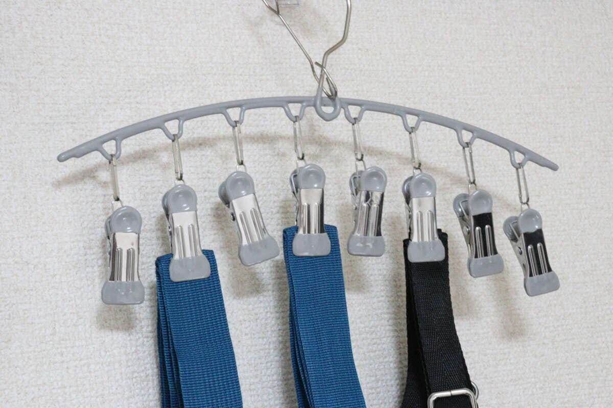 ダイソー マルチクリップハンガー(クリップ8個) ダイソーのマルチクリップハンガー(クリップ8個)で小物を吊るす