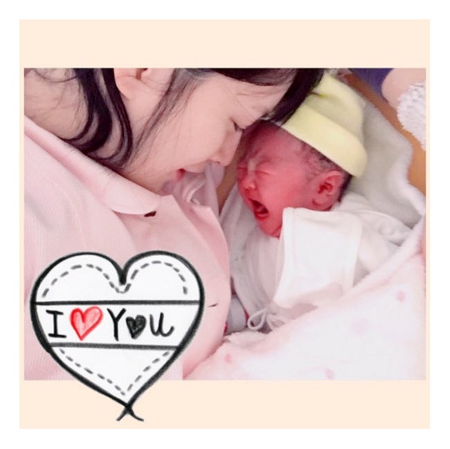 長澤奈央、生まれたばかりの長女との写真を公開／オフィシャルブログ（Ameba）より