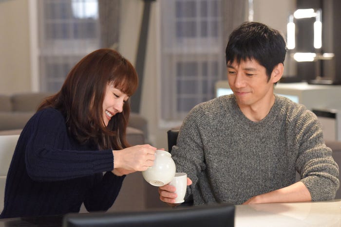 綾瀬はるか、西島秀俊/「奥様は、取り扱い注意」第2話より(画像提供:日本テレビ)