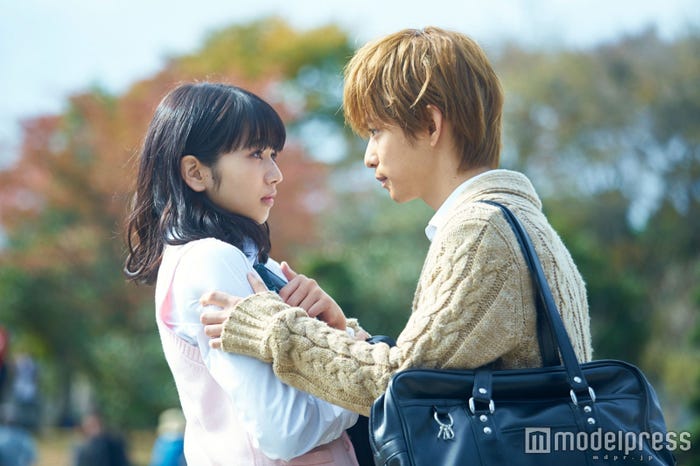 Sexy Zone中島健人主演「黒崎くんの言いなりになんてならない」が異例の快挙/写真は同作に出演する小松菜奈と千葉雄大(C)「黒崎くんの言いなりになんてならない」製作委員会