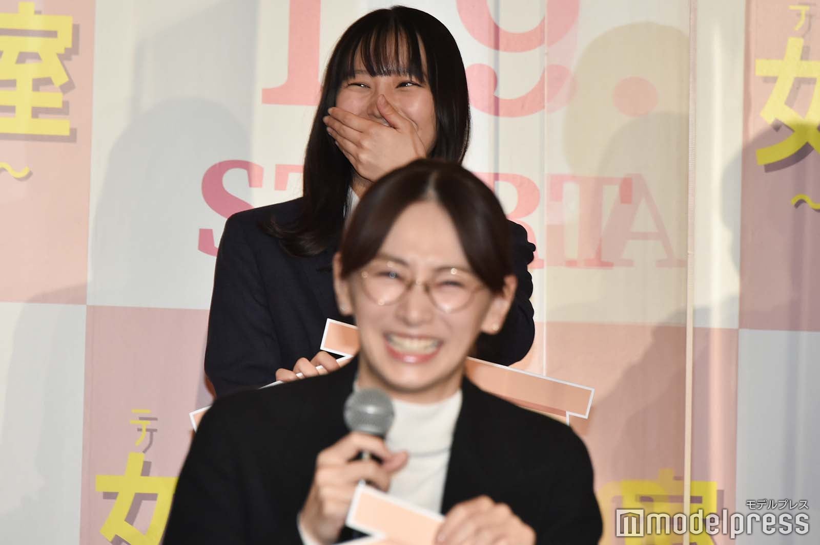 笑いが抑えきれない南沙良 （C）モデルプレス