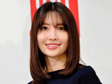 「マダム感が凄い」小嶋陽菜 シチリア島でのバカンス姿に「魅力が溢れまくってる♥」街に映える