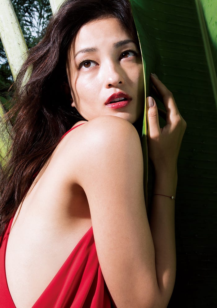 黒木メイサ写真集『INCARNATION』(東京ニュース通信社刊)