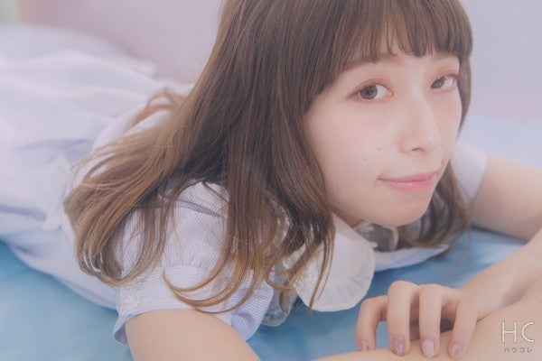 寝転んで微笑む女性