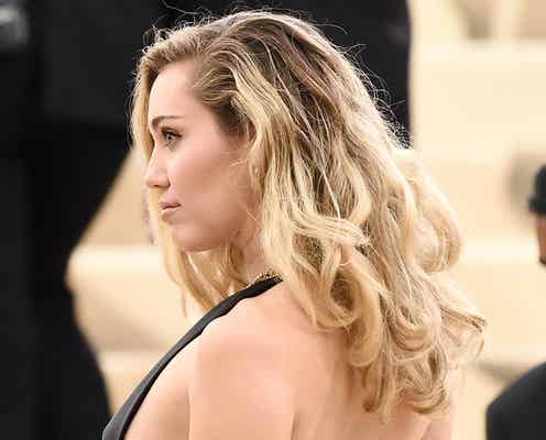 “ほぼ裸”マイリー・サイラス、SEXYすぎるドレス姿が話題<MET GALA2018>