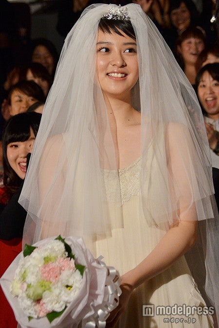 集まったファンに向け、ブーケトスのサービスも