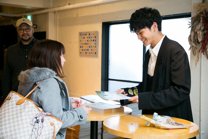 (右)眞栄田郷敦(提供写真)