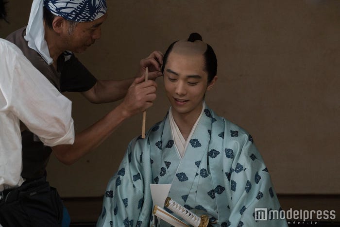 羽生結弦選手/映画「殿、利息でござる!」メイキング映像より(C)2016「殿、利息でござる!」製作委員会