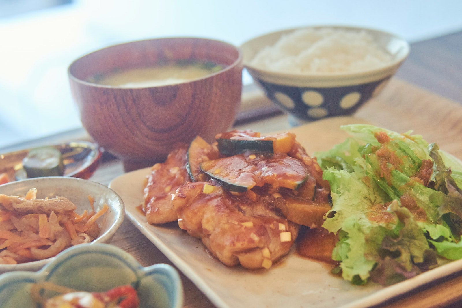 この日の日替わり定食は、鶏とカボチャのチリソース（C）モデルプレス