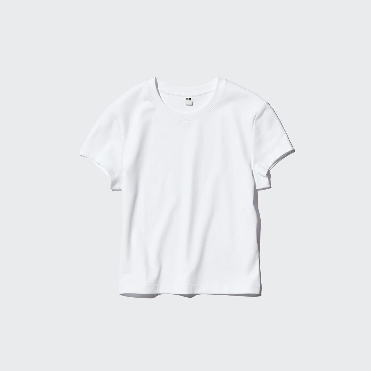 ユニクロ ミニT(ホワイト) ユニクロのミニT(ホワイト)。コンパクト丈の半袖Tシャツの置き画