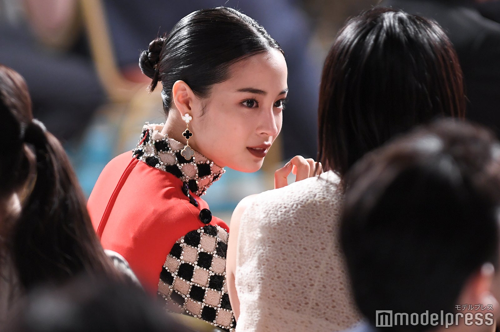 上白石萌歌と会話する広瀬すず（C）モデルプレス