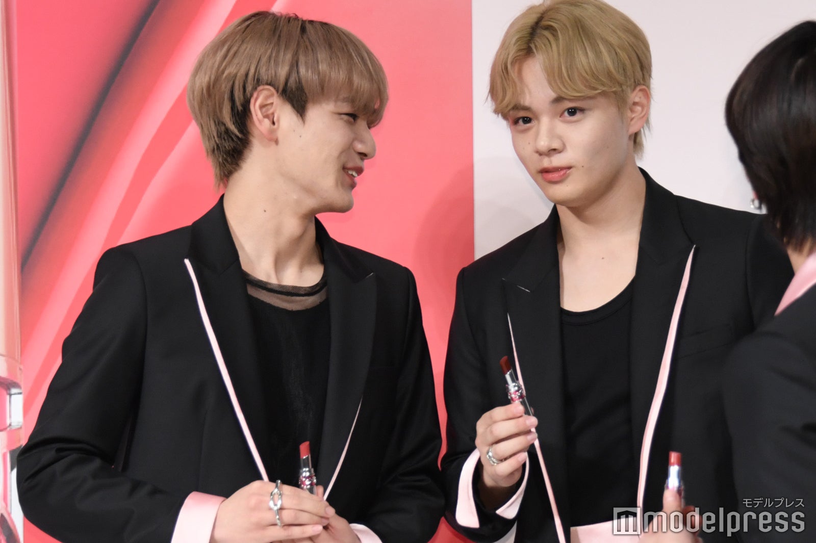 こしょこしょ話をする豆原一成、鶴房汐恩 （C）モデルプレス