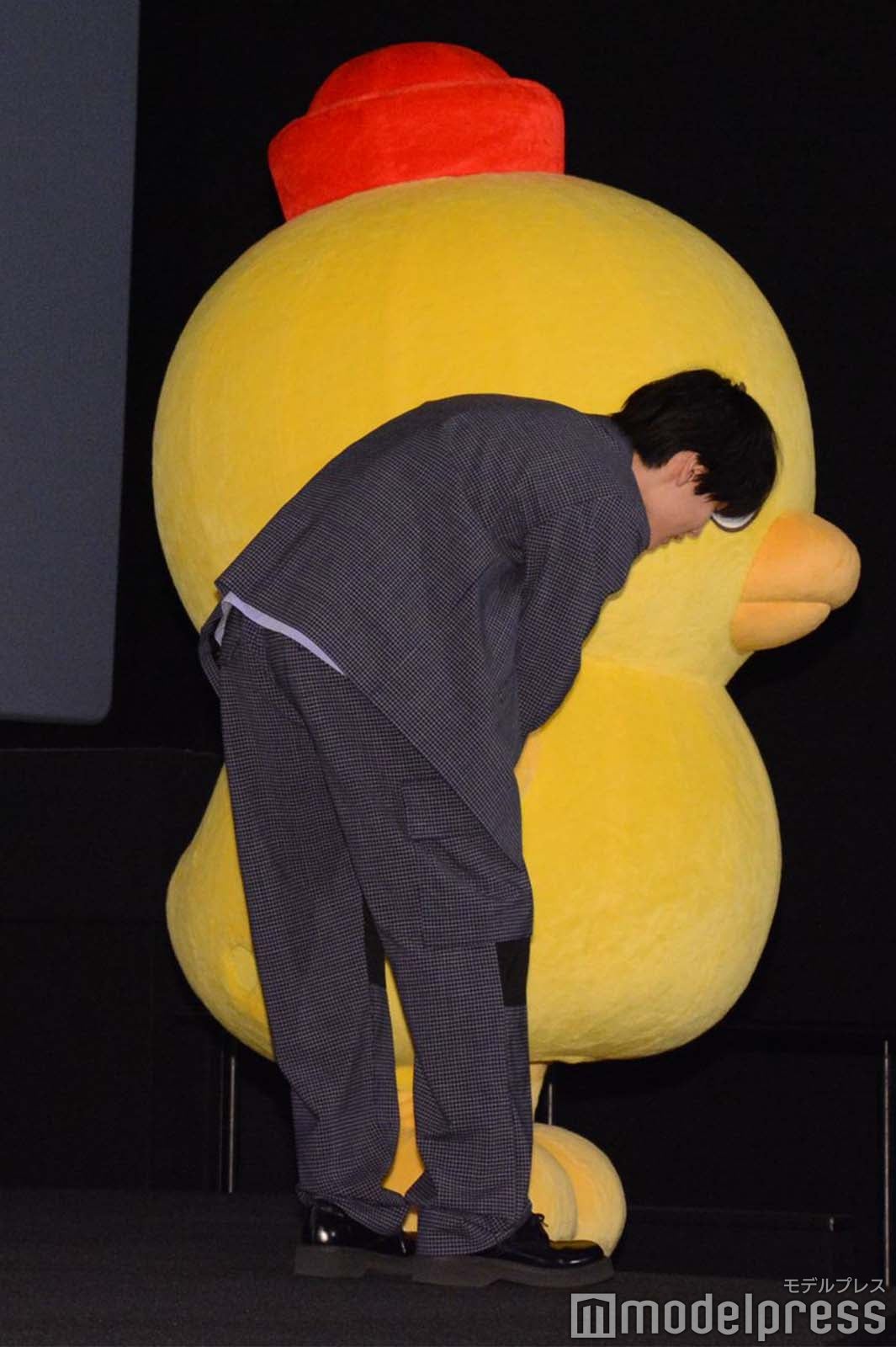 深々とお辞儀する萩原利久（C）モデルプレス