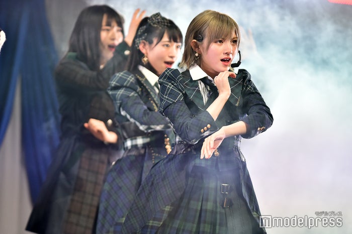 ショートカットでカッコいいのが岡田奈々 (C)モデルプレス