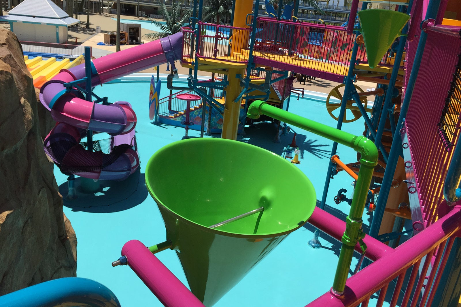 水が滝のように落ちてくる巨大バケツ／画像提供：長島観光開発