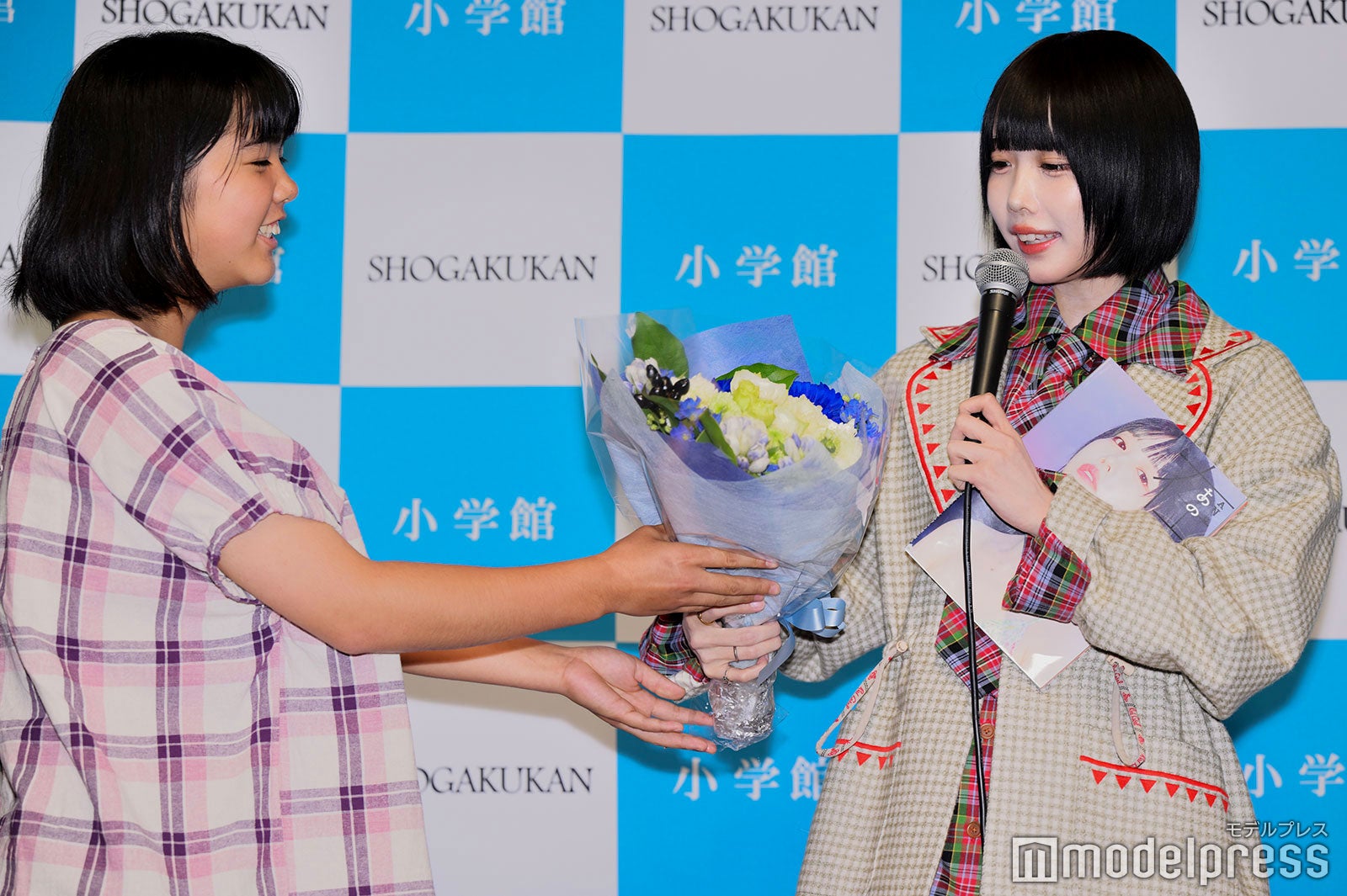 花束を手渡されたあの（C）モデルプレス