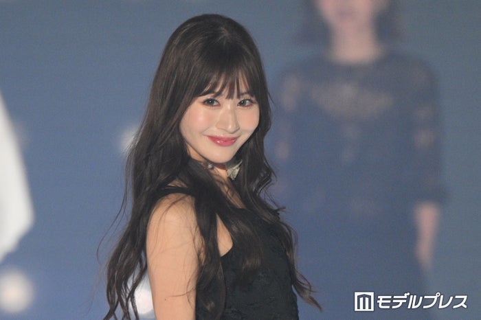 元NGT48加藤美南、ほっそり二の腕＆美脚輝く アシンメトリーワンピ主役の上品コーデ【関西コレクション 2024 A／W】
