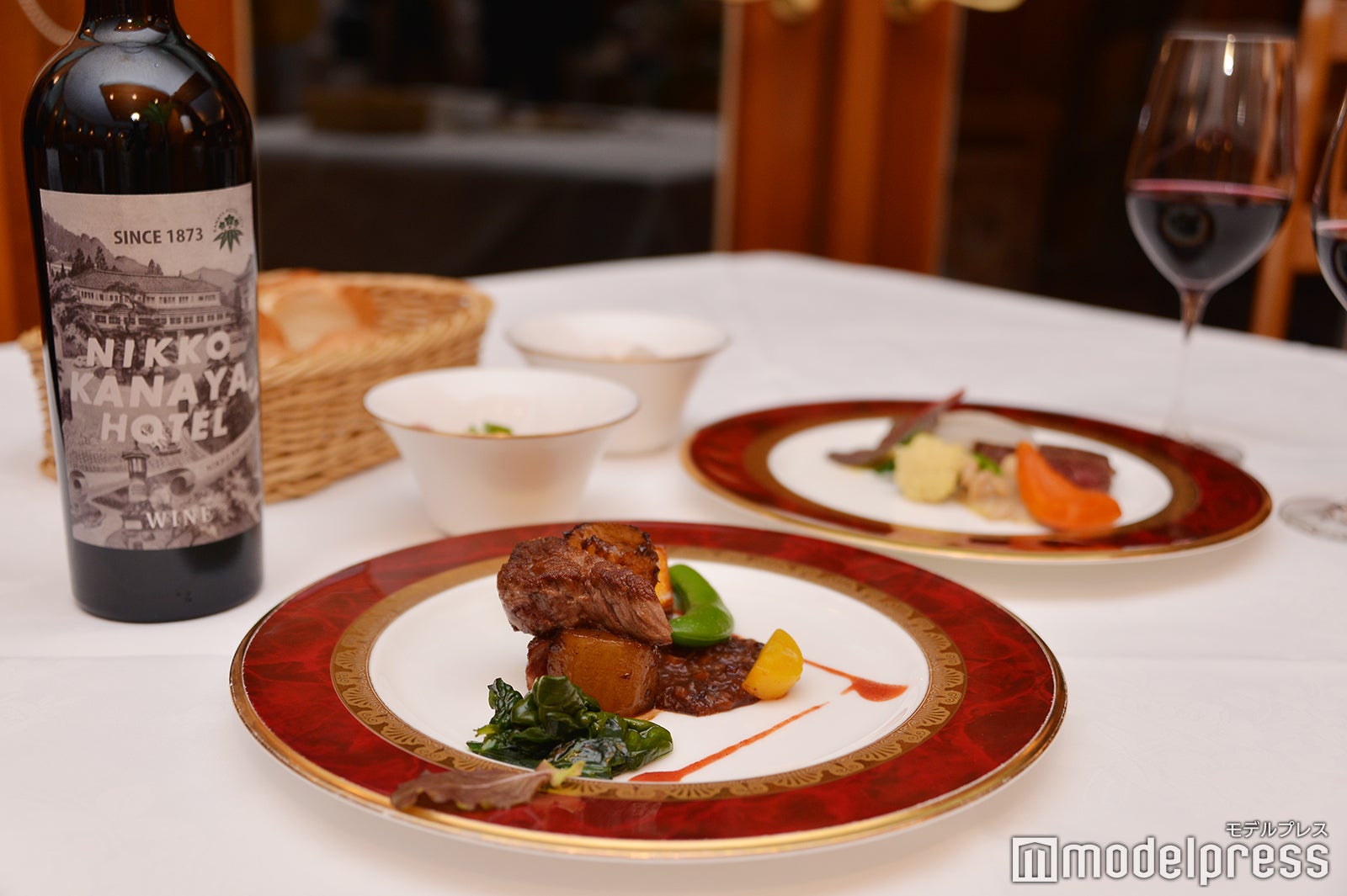 地元食材を取り入れた優雅なディナー（C）モデルプレス