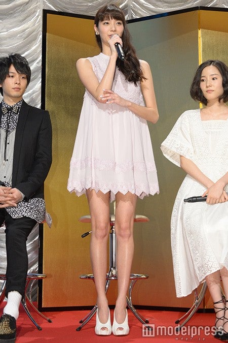 新川優愛、清楚感溢れるミニワンピで春先取り＜ファッションチェック＞