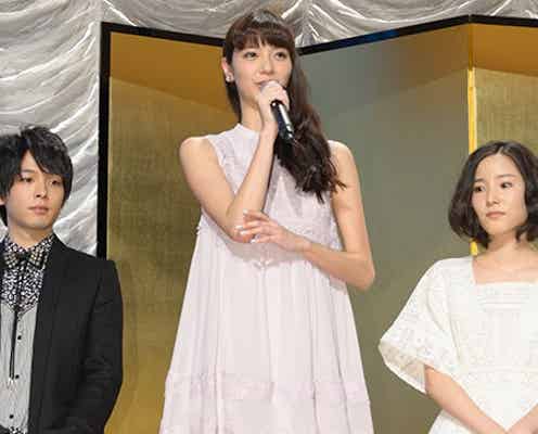新川優愛、清楚感溢れるミニワンピで春先取り<ファッションチェック>