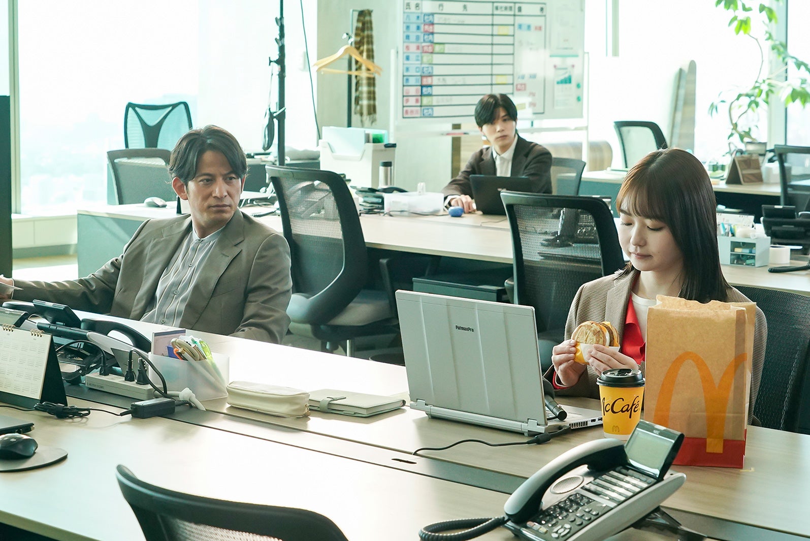 岡田准一、山田杏奈／マクドナルド新テレビCM「朝こそ自分を甘やかすのだ／偉すぎる」篇（提供写真）