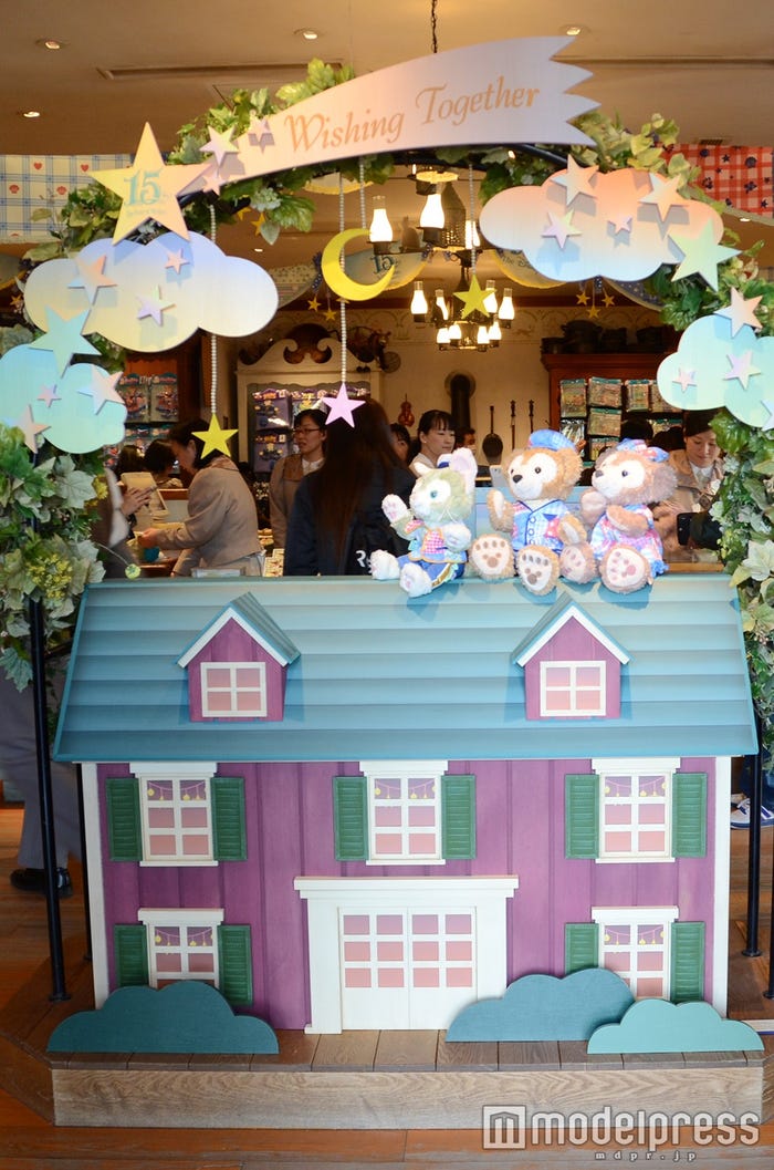 夜空に願いをかけるシーン(C)モデルプレス